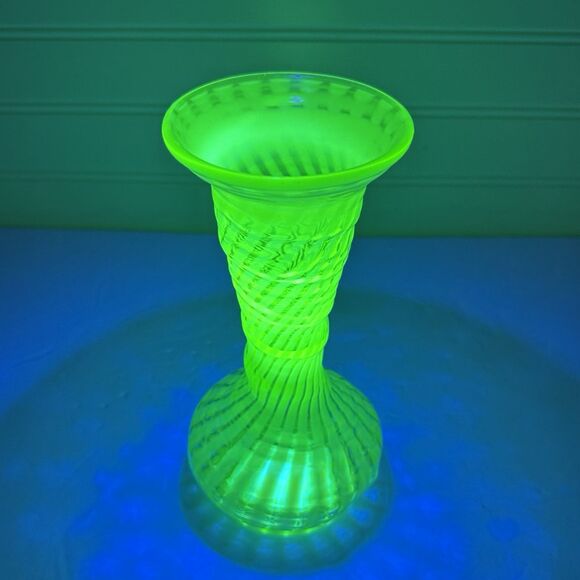 Vintage Fenton Green Opalescent Spiral Swirl Optic Flower Vase Uranium 8” Glows - Picture 1 of 11